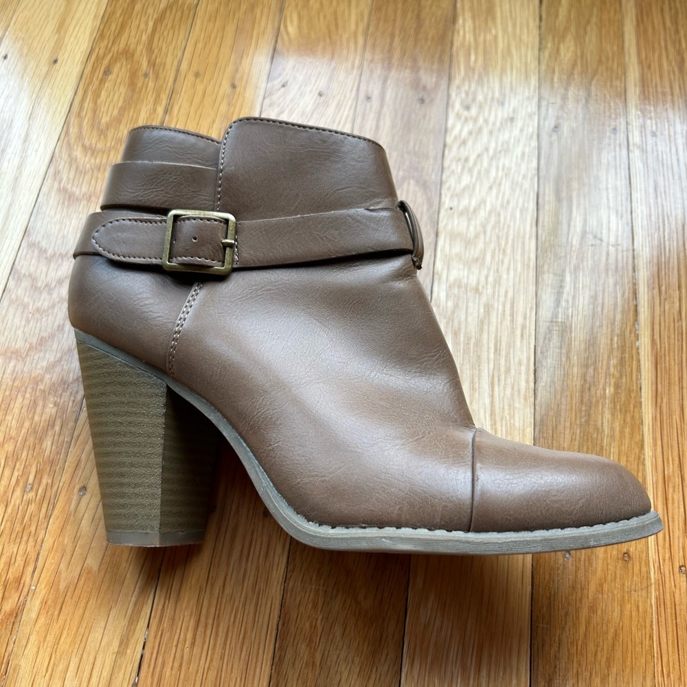 LC Lauren Conrad brown ankle boots - size 7.5M